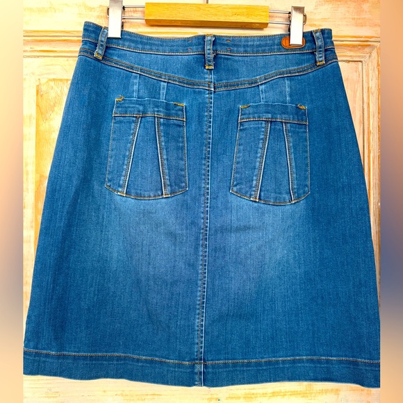 EUC Cute above-the-knee, button down denim skirt. M. - Picture 2 of 6